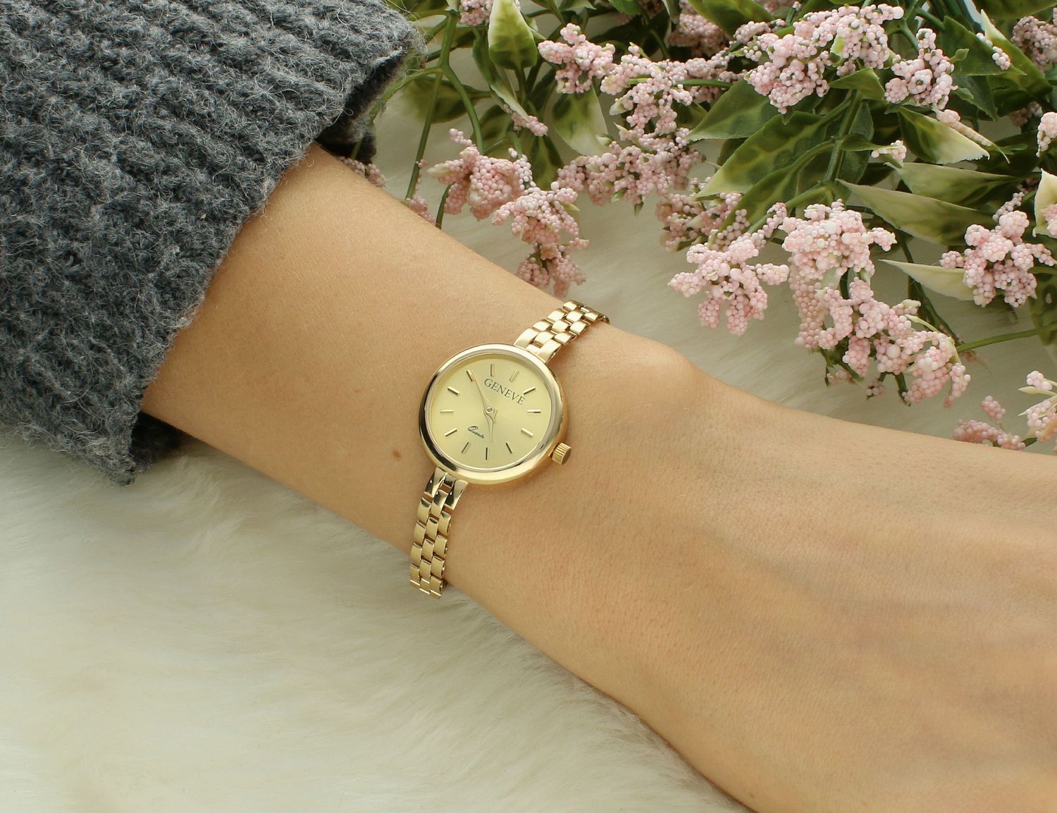 Zegarek złoty GENEVE ZG 200 585 Złoty zegarek Geneve damski wysokiej próby 585 o łącznej masie 19,60 gram złota ZG 200 585. Czasomierz posiada tarczę w nieskazitelnym złotym kolorze emanującą subtelnością.1.jpg